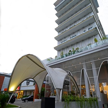 La Lisa Hotel Surabaya Exteriör bild