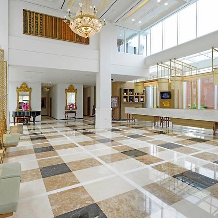 La Lisa Hotel Surabaya Exteriör bild