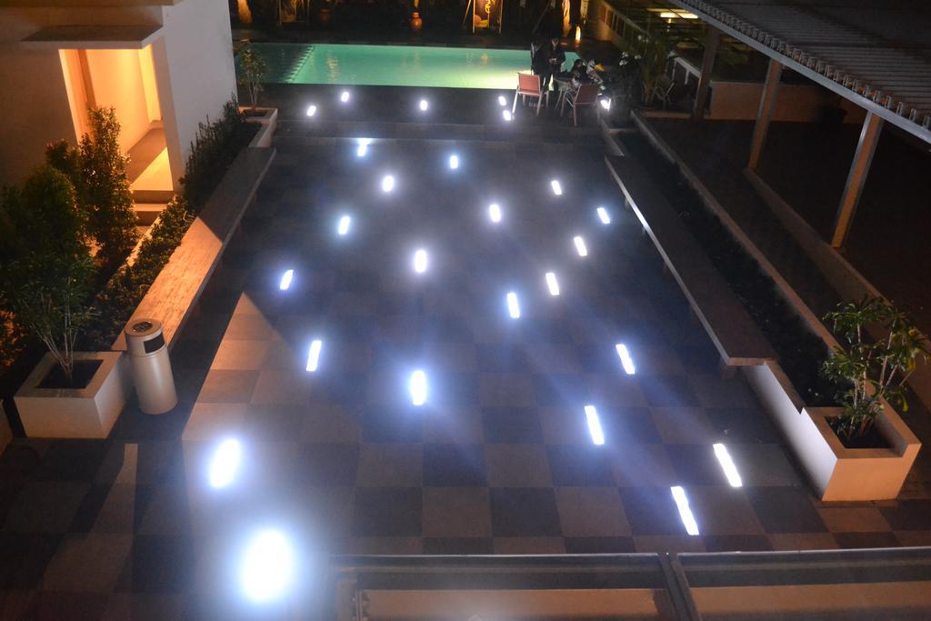 La Lisa Hotel Surabaya Exteriör bild