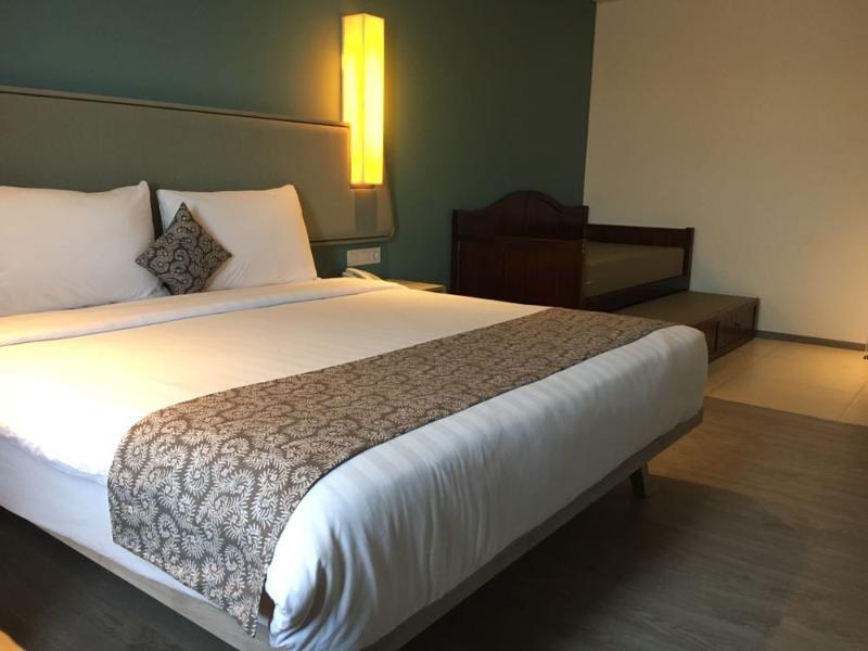 La Lisa Hotel Surabaya Exteriör bild