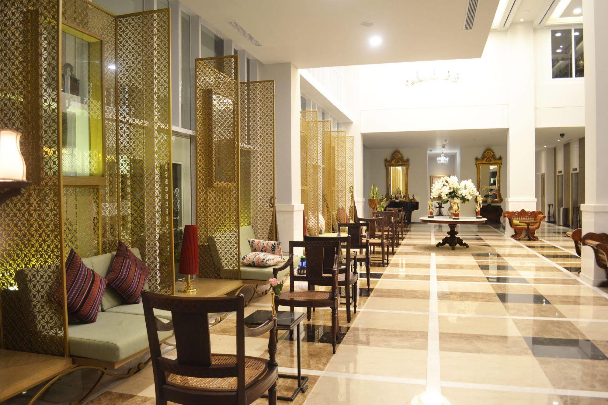 La Lisa Hotel Surabaya Exteriör bild