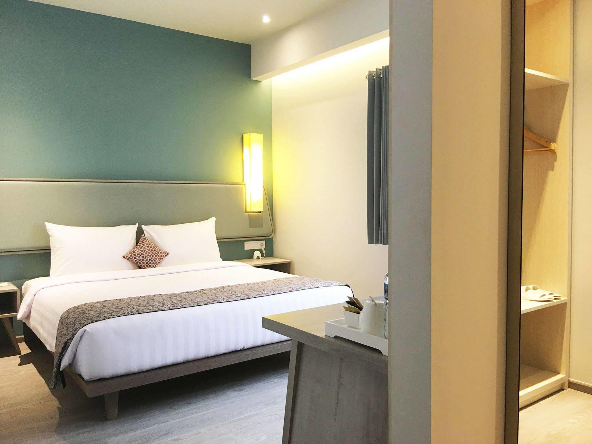 La Lisa Hotel Surabaya Exteriör bild