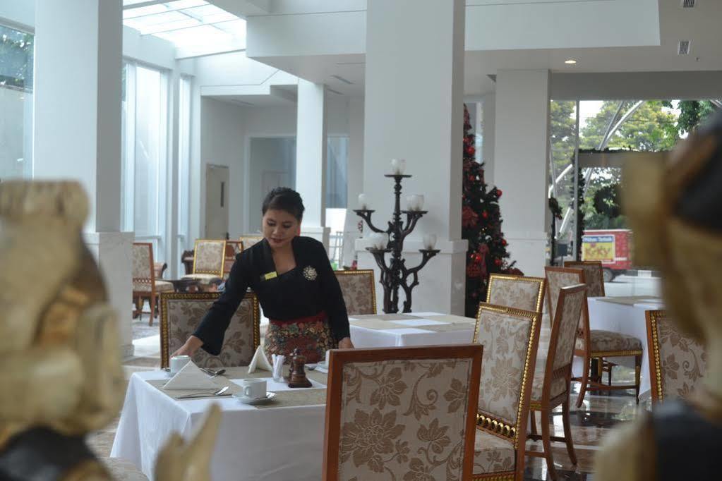 La Lisa Hotel Surabaya Exteriör bild