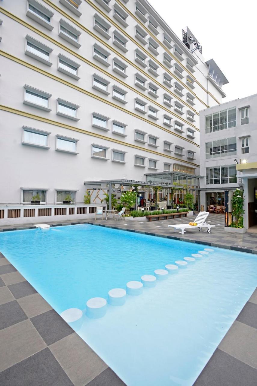 La Lisa Hotel Surabaya Exteriör bild