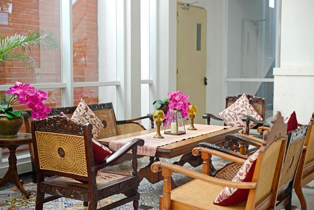 La Lisa Hotel Surabaya Exteriör bild