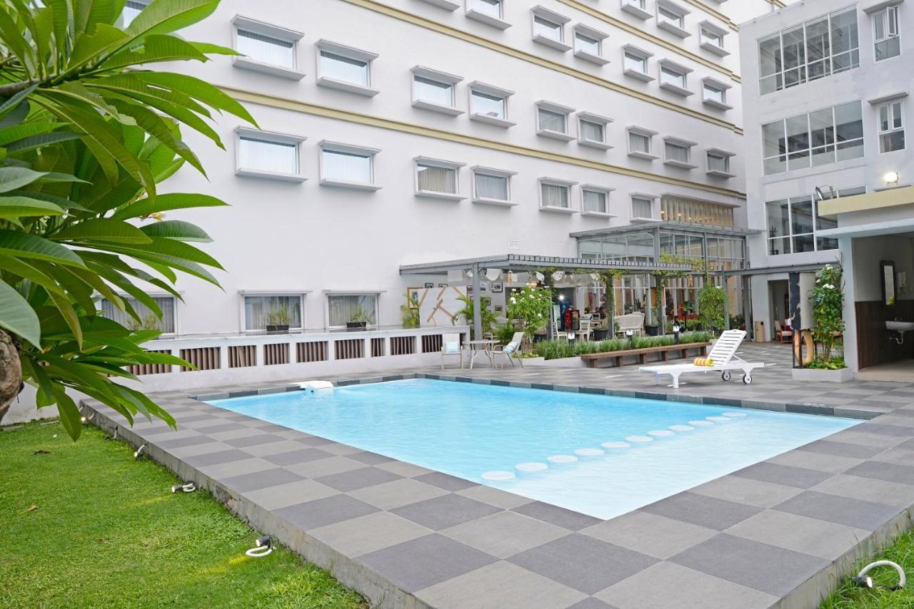 La Lisa Hotel Surabaya Exteriör bild